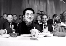 陈景润参加厦门大学建校60周年庆祝大会